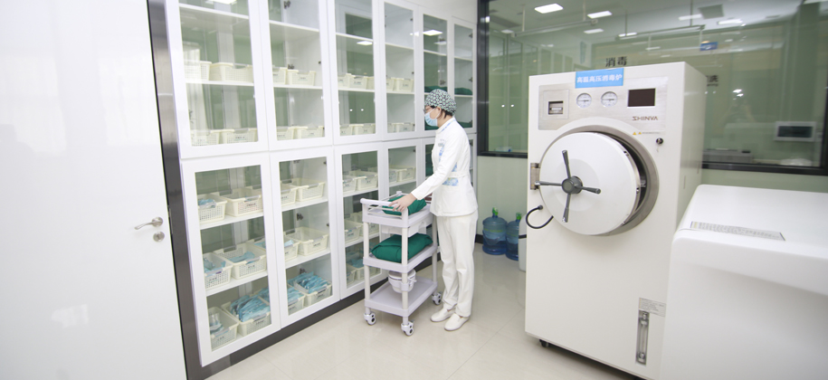 术后，医疗器械全部逐一高温高压或化学消毒；手术室进行系统终末消毒。